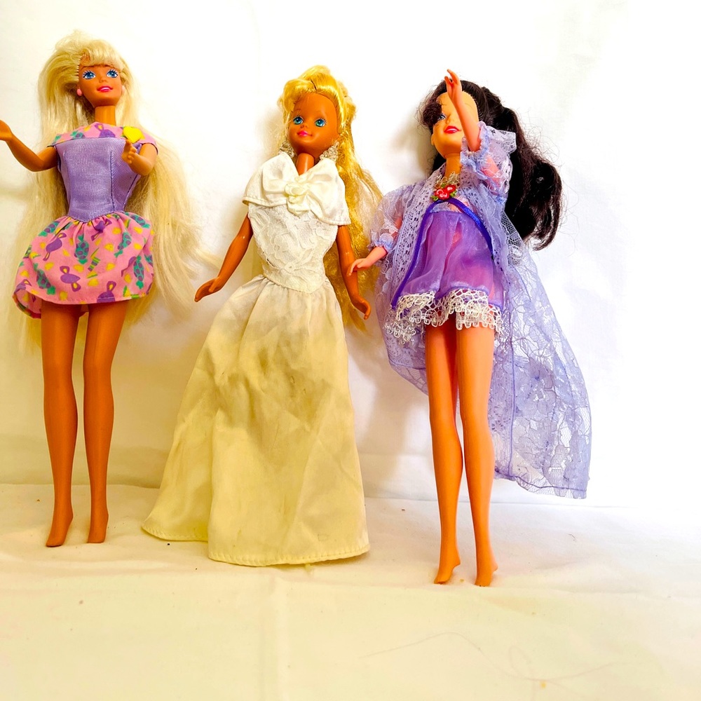 Bundle/Lot of Three (3) BARBIE Dolls in Various Outfits! ❤️